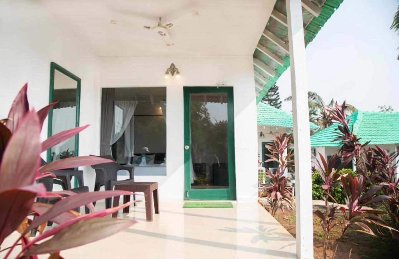Tropical Valley Resort Morjim Ngoại thất bức ảnh